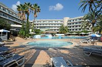 Le village de Platja de Muro à Majorque. La piscine de l'hôtel Rei del Mediterrani. Cliquer pour agrandir l'image.