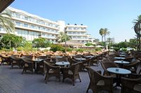Le village de Platja de Muro à Majorque. La terrasse de l'hôtel Rei del Mediterrani. Cliquer pour agrandir l'image.