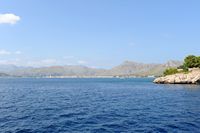 Le village de Port de Pollença à Majorque. Port de Pollença vu depuis la mer. Cliquer pour agrandir l'image.