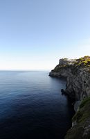 Le village de Port de Sóller à Majorque. La falaise nord-est de Port de Sóller. Cliquer pour agrandir l'image.