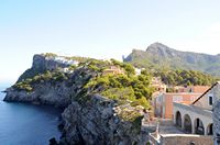 Le village de Port de Sóller à Majorque. La falaise nord-est de Port de Sóller. Cliquer pour agrandir l'image.
