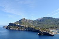 Le village de Port de Sóller à Majorque. Le promontoire du nord-est. Cliquer pour agrandir l'image.