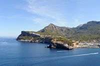 Le village de Port de Sóller à Majorque. Le promontoire du nord-est. Cliquer pour agrandir l'image.