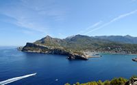Le village de Port de Sóller à Majorque. Le cap au nord-est de Port de Sóller. Cliquer pour agrandir l'image.