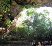 Caves Harpoons (Hams) in Mallorca - Entering caves. Click to enlarge the image.
