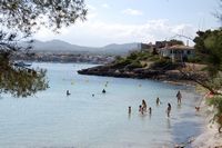 Le village de Portocolom à Majorque. Une plage (auteur Sigismund von Dobschütz). Cliquer pour agrandir l'image.