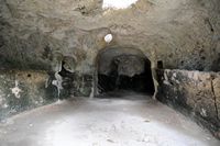 Les ruines de la cité romaine de Pollentia à Majorque. Caverne creusée sous le théâtre romain. Cliquer pour agrandir l'image.