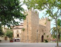 The town of Alcudia in Mallorca - La Porte du Moulin (author Antonio de Lorenzo). Click to enlarge the image.