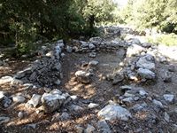 The village of Ses talayotic Païsses Mallorca - The quadrangular houses south of talaiot (author Olaf Tausch). Click to enlarge the image.