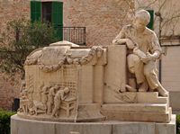 La ville de Llucmajor à Majorque. Monument en hommage aux savetiers (auteur Antoni Salvà). Cliquer pour agrandir l'image.