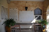 La ville de Petra à Majorque. Plaques commémoratives du Musée Juníper Serra. Cliquer pour agrandir l'image.
