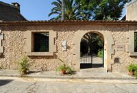 La ville de Petra à Majorque. Entrée du Musée Juníper Serra. Cliquer pour agrandir l'image.