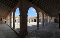 Le sanctuaire de Monti-sion à Porreres à Majorque. Le cloître. Cliquer pour agrandir l'image.