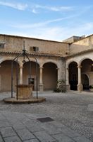 La ville de Sineu à Majorque. Le cloître du couvent des Minimes (auteur 71alexduran). Cliquer pour agrandir l'image.