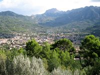 La ville de Sóller à Majorque. La ville de Sóller au pied du Puig Major. Cliquer pour agrandir l'image.