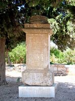 Les ruines de la cité romaine de Pollentia à Majorque. Piédestal de la statue de Lucius Vibius (auteur J. A. Baeyens). Cliquer pour agrandir l'image dans Panoramio (nouvel onglet).