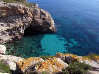 La ville de Ses Salines à Majorque. La grotte Cova de sa Plana au cap de Ses Salines. Cliquer pour agrandir l'image dans Panoramio (nouvel onglet).