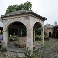 La ville de Mostar en Herzégovine. Fontaine de la mosquée Koski Mehmed Pacha. Cliquer pour agrandir l'image dans Adobe Stock (nouvel onglet).