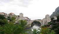 La ville de Mostar en Herzégovine. Vieux pont vu depuis la mosquée Koski. Cliquer pour agrandir l'image dans Adobe Stock (nouvel onglet).