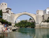 Alte Brücke, die seit den Ufern Neretva (Autor Fer Filol) gesehen wurde. Klicken, um das Bild zu vergrößern.
