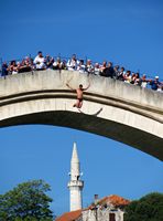 La ville de Mostar en Herzégovine. Saut dans la Neretva depuis le vieux pont (auteur Michael Bueker). Cliquer pour agrandir l'image.