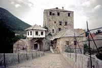 La ville de Mostar en Herzégovine. Vieux Pont en 1974 (ville_mostar_040_(auteur Jean-Pierre Bazard jpbazard). Cliquer pour agrandir l'image.