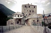 Alte Brücke im Jahre 1974 (ville_mostar_040_ (Autor Jean-Pierre Bazard jpbazard). Klicken, um das Bild zu vergrößern.