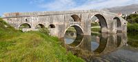 La ville de Trebinje en Herzégovine. Le pont d'Arslanagić (auteur Diego Delso). Cliquer pour agrandir l'image.