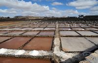 Le village de Las Salinas del Carmen à Fuerteventura. Des camelles de sel dans les Salinas del Carmen. Cliquer pour agrandir l'image dans Adobe Stock (nouvel onglet).