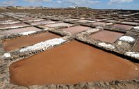 Le village de Las Salinas del Carmen à Fuerteventura. Bassins de cristallisation (oeillets) des salines. Cliquer pour agrandir l'image dans Adobe Stock (nouvel onglet).