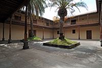 La Casa de los Coroneles in La Oliva in Fuerteventura. Le patio. Click to enlarge the image in Adobe Stock (new tab).
