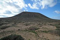 The island of Graciosa to Lanzarote. The volcano of El Mojon. Click to enlarge the image.
