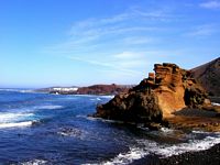 L'île de Lanzarote aux Canaries. Dyke volcanique du Lago Verde à El Golfo. Cliquer pour agrandir l'image.