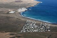 The village of La Caleta de Famara in Lanzarote. The development of Playa Famara seen from the Mirador de las Nieves (author Frank Vincentz). Click to enlarge the image.