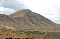The village of Playa Blanca in Lanzarote. Mount Hacha Grande (author Frank Vincentz). Click to enlarge the image.