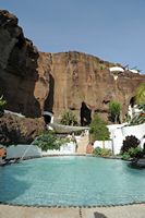 The village of Nazaret in Lanzarote. The pool of Lagomar. Click to enlarge the image.