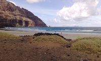 The village of Órzola in Lanzarote. The range of the Cantería (author Jtavleo). Click to enlarge the image.