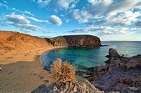 The village of Playa Blanca in Lanzarote. La Playa de Papagayo (author Lviatour). Click to enlarge the image.