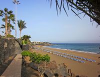 The town of Puerto del Carmen in Lanzarote. The beach at Playa Grande (author Rebexho). Click to enlarge the image.