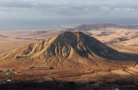 The village of Tindaya in Fuerteventura. La Montaña Tindaya (author José Mesa). Click to enlarge the image.