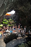 The chasms of Jameos del Agua in Haría in Lanzarote. Observation crabs. Click to enlarge the image.