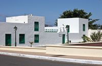 The town of Yaiza in Lanzarote. Typical House (author Lmbuga). Click to enlarge the image.