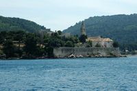 Les îles Élaphites en Croatie. Couvent des Dominicains à Lopud. Cliquer pour agrandir l'image dans Adobe Stock (nouvel onglet).