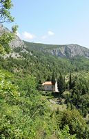 Le jardin botanique du Biokovo en Croatie. La chapelle Saint-Antoine du jardin botanique du Biokovo. Cliquer pour agrandir l'image dans Adobe Stock (nouvel onglet).