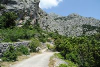 Le jardin botanique du Biokovo en Croatie. Entrée du Jardin botanique du Biokovo. Cliquer pour agrandir l'image dans Adobe Stock (nouvel onglet).