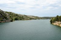 Le parc national de la Krka en Croatie. Vue vers l'aval de la Krka depuis la route de Šibenik à Kistanje. Cliquer pour agrandir l'image dans Adobe Stock (nouvel onglet).