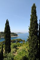 Le village de Cavtat en Croatie. Vue depuis le cimetière. Cliquer pour agrandir l'image dans Adobe Stock (nouvel onglet).