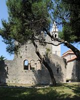 Le village de Povlja, île de Brač en Croatie. Les ruines de l'abbaye. Cliquer pour agrandir l'image dans Adobe Stock (nouvel onglet).