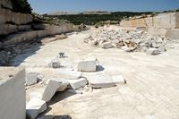 Le village de Povlja, île de Brač en Croatie. Une carrière de pierre de Brač à Povlja. Cliquer pour agrandir l'image dans Adobe Stock (nouvel onglet).
