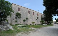 Le village de Škrip, île de Brač en Croatie. Le château Cerinić. Cliquer pour agrandir l'image dans Adobe Stock (nouvel onglet).